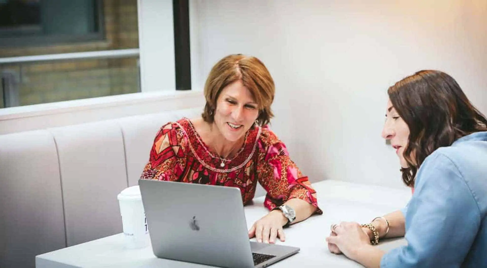 an accountant for freelancers sat with a freelancer having a meeting